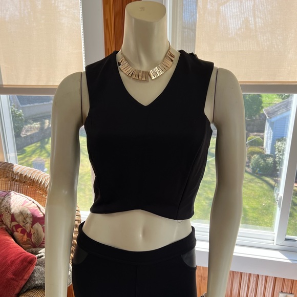Green Envelope Los Angeles V-neck Sleeveless Crop Top - Picture 3 of 6